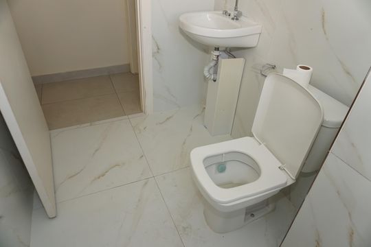 Banheiro de apartamento para alugar com 2 quartos, 46m² em Jardim Vitória, Embu das Artes