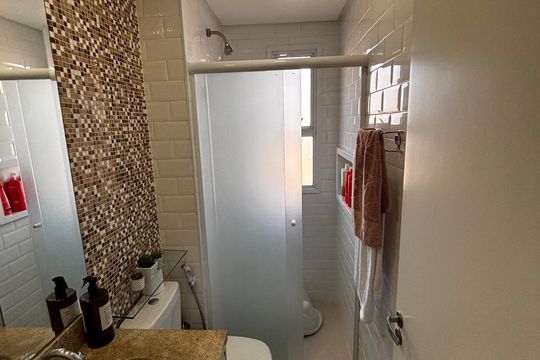 Banheiro social de apartamento à venda com 2 quartos, 76m² em Empresarial 18 do Forte, Barueri