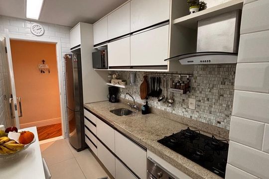 Cozinha de apartamento à venda com 2 quartos, 76m² em Empresarial 18 do Forte, Barueri