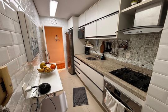Cozinha de apartamento à venda com 2 quartos, 76m² em Empresarial 18 do Forte, Barueri