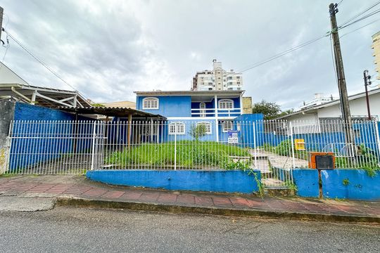 Fachada de casa para alugar com 3 quartos, 200m² em Barreiros, São José