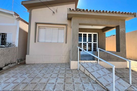 Fachada de casa para alugar com 2 quartos, 166m² em Jardim Aurélia , Campinas