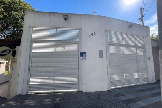 Fachada com Plaquinha SMNC-1068 de casa à venda com 4 quartos, 85m² em Conjunto Residencial Butanta, São Paulo