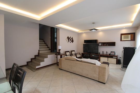 Sala de casa de condomínio à venda com 4 quartos, 215m² em Jacarepaguá, Rio de Janeiro