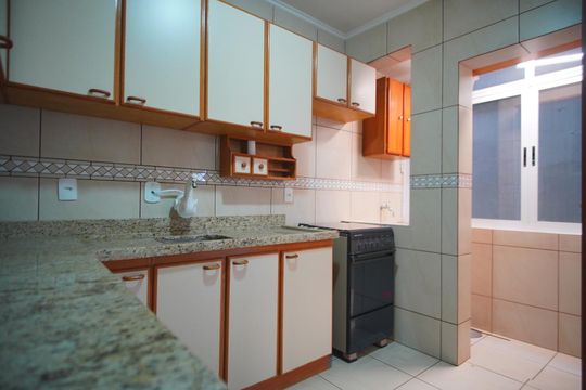 Cozinha de apartamento à venda com 3 quartos, 70m² em Vila Ipiranga, Porto Alegre