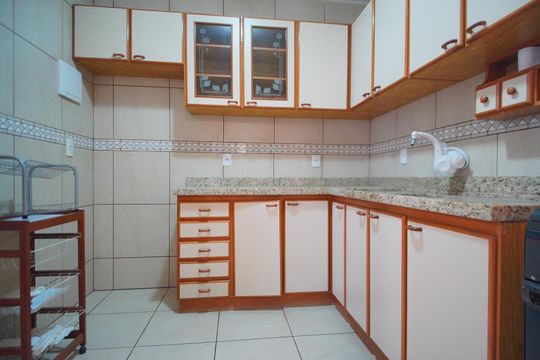 Cozinha de apartamento à venda com 3 quartos, 70m² em Vila Ipiranga, Porto Alegre