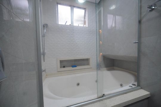 Banheira da Suíte de apartamento para alugar com 3 quartos, 99m² em Capoeiras, Florianópolis