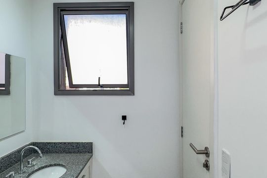 Banheiro da Suíte de apartamento para alugar com 2 quartos, 45m² em Santo Amaro, São Paulo