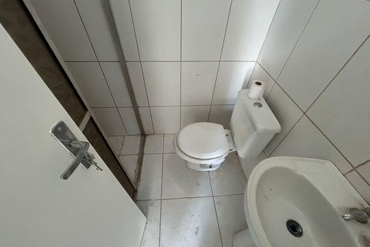 Banheiro de casa de condomínio à venda com 2 quartos, 45m² em Fátima, Canoas
