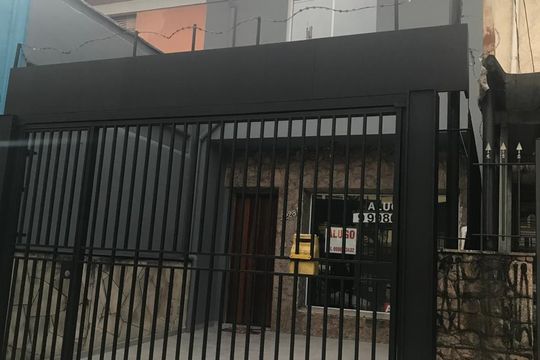 Fachada de casa à venda com 3 quartos, 100m² em Planalto Paulista, São Paulo
