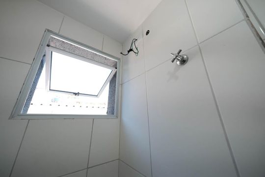 Banheiro de apartamento para alugar com 1 quarto, 30m² em Tremembé, São Paulo