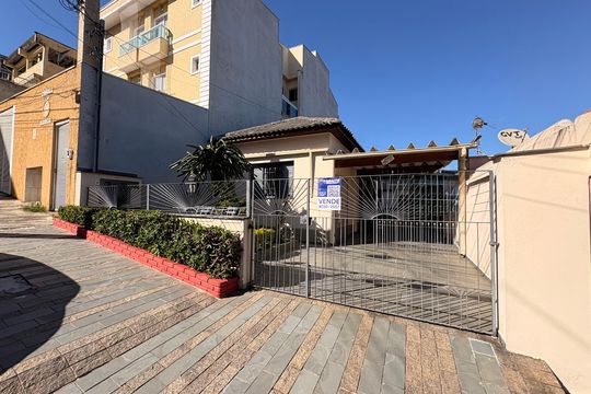 Fachada de casa à venda com 2 quartos, 156m² em Vila Francisco Matarazzo, Santo André