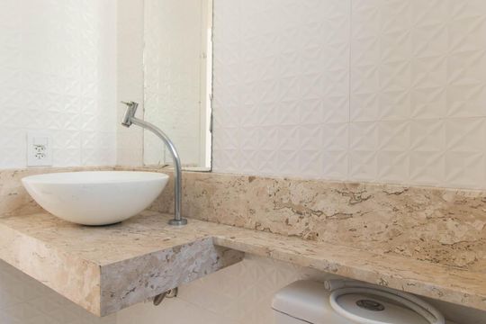 Banheiro de apartamento para alugar com 2 quartos, 46m² em Nova Cidade, São Gonçalo