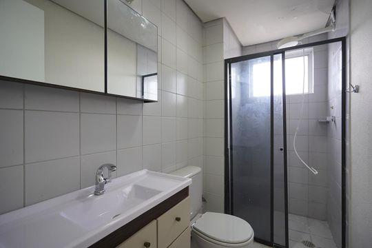 Banheiro de apartamento à venda com 2 quartos, 54m² em Partenon, Porto Alegre