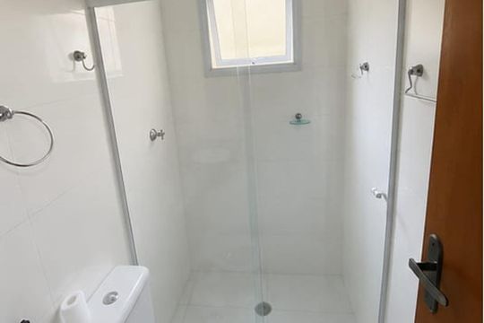 Banheiro de casa de condomínio para alugar com 2 quartos, 56m² em Jardim Santo Alberto, Santo André