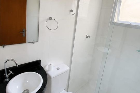 Banheiro de casa de condomínio para alugar com 2 quartos, 56m² em Jardim Santo Alberto, Santo André