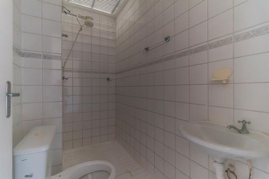 Banheiro de casa de condomínio para alugar com 2 quartos, 100m² em Jardim Bela Vista, Mogi das Cruzes