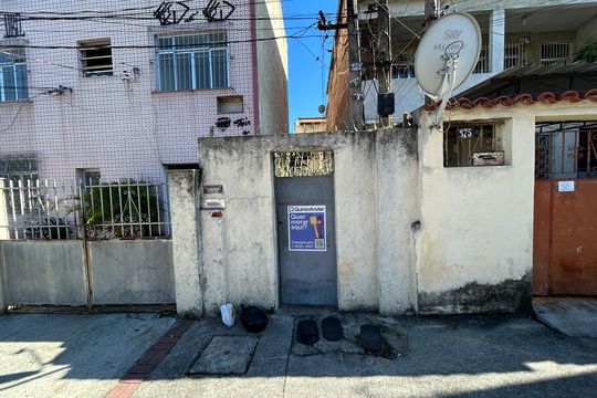 Fachada + placa de casa à venda com 2 quartos, 80m² em Quintino Bocaiúva, Rio de Janeiro