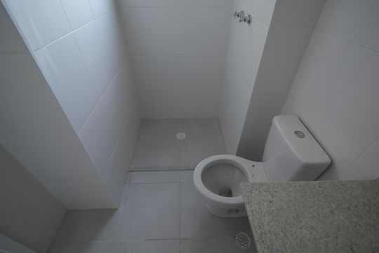 Banheiro da Suíte de apartamento à venda com 2 quartos, 64m² em Parque das Nações, Santo André