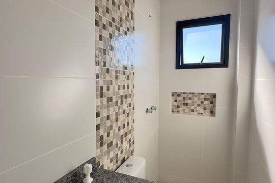 Banheiro de apartamento para alugar com 1 quarto, 29m² em Cajuru, Curitiba