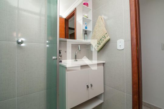 Banheiro de apartamento para alugar com 2 quartos, 64m² em Vila Bertioga, São Paulo