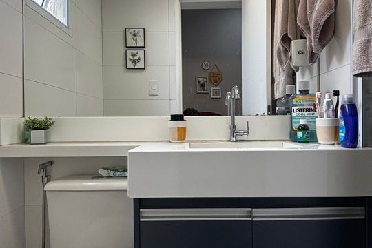 Banheiro de apartamento à venda com 2 quartos, 48m² em Parque Jaçatuba, Santo André