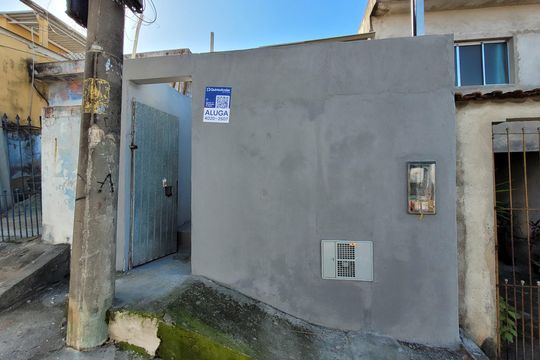 Placa código YEEJ-796 de casa para alugar com 2 quartos, 180m² em Vila Miranda, Itaquaquecetuba