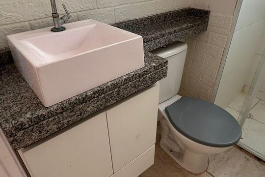 Banheiro de apartamento para alugar com 2 quartos, 40m² em Santa Cruz, Rio de Janeiro