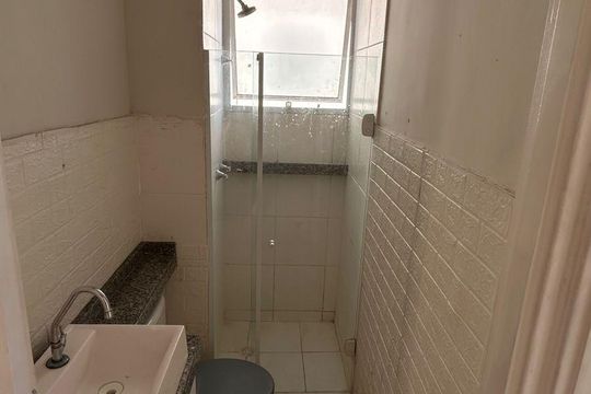 Banheiro de apartamento para alugar com 2 quartos, 40m² em Santa Cruz, Rio de Janeiro