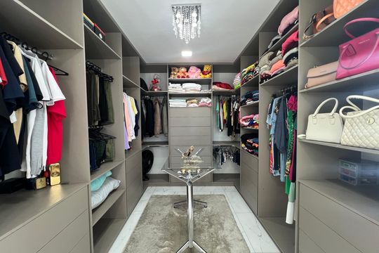 Closet da suíte de casa à venda com 4 quartos, 400m² em A Definir Em Campo, Contagem