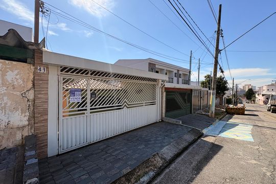 Fachada + plaquinha YSQQ-190 de casa à venda com 2 quartos, 138m² em Vila Lucinda, Santo André