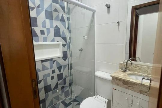 Banheiro da suíte de casa de condomínio para alugar com 2 quartos, 65m² em Vila Sao Jorge, Praia Grande