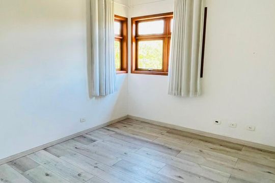Quarto de casa de condomínio para alugar com 4 quartos, 600m² em Jardim Indaia, Embu das Artes