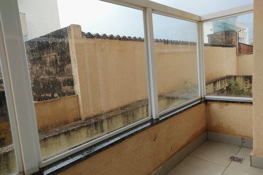 Varanda da sala de apartamento para alugar com 2 quartos, 55m² em Santa Mônica, Uberlândia