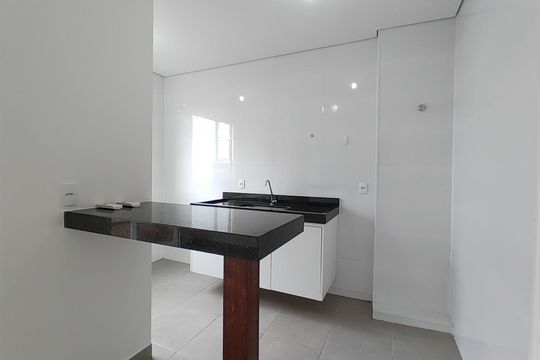 Cozinha de apartamento para alugar com 2 quartos, 55m² em Santa Mônica, Uberlândia
