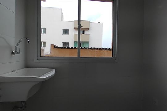 Área de serviço de apartamento para alugar com 2 quartos, 55m² em Santa Mônica, Uberlândia
