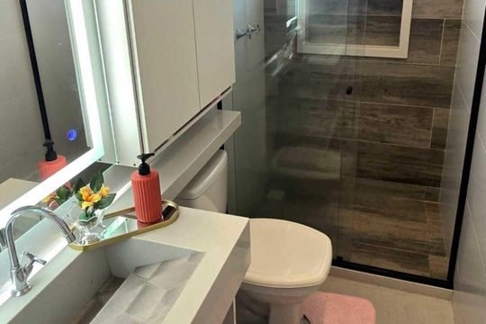 Banheiro social de apartamento para alugar com 3 quartos, 182m² em Costazul, Rio das Ostras