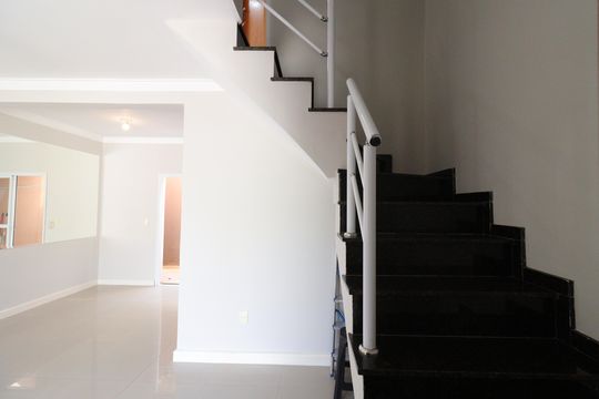 Escada de casa para alugar com 3 quartos, 90m² em Vila Gea, São Paulo