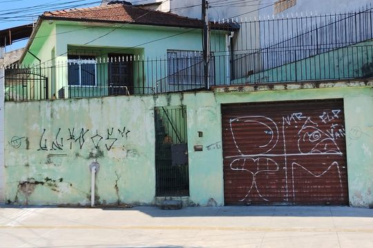 Fachada de casa à venda com 2 quartos, 183m² em Vila Carmosina, São Paulo