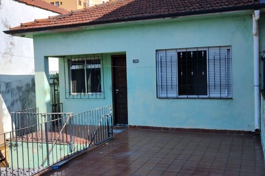 Área externa de casa à venda com 2 quartos, 183m² em Vila Carmosina, São Paulo
