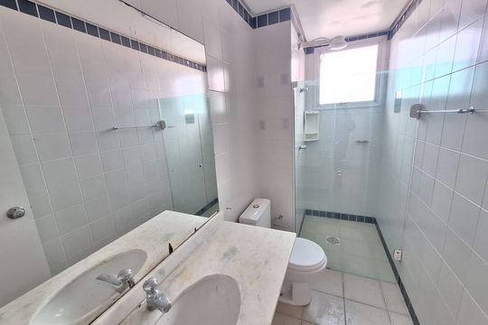 Banheiro de apartamento para alugar com 2 quartos, 70m² em Centro, Florianópolis
