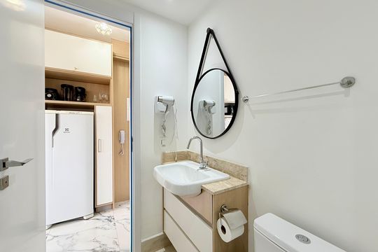 Banheiro  de kitnet/studio para alugar com 1 quarto, 22m² em Santo Amaro, São Paulo