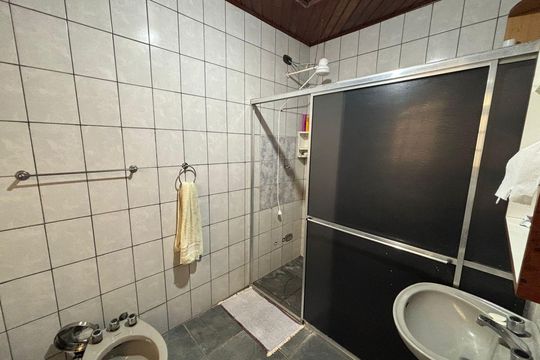 Banheiro suíte  de casa à venda com 4 quartos, 388m² em Jardim São Luis, Barueri