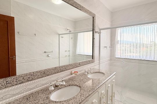 Banheiro da Suíte 1 de casa de condomínio à venda com 6 quartos, 483m² em Chácara Malota, Jundiaí