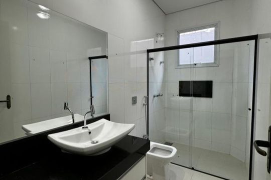 Banheiro de casa para alugar com 3 quartos, 230m² em Novo Mundo, Uberlândia