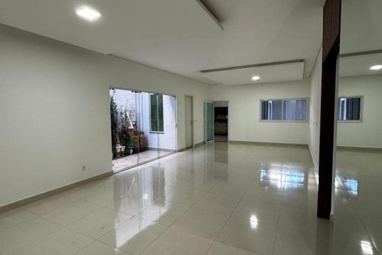 Casa para alugar com 3 quartos, 230m² em Novo Mundo, Uberlândia