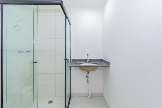 Banheiro de kitnet/studio para alugar com 1 quarto, 25m² em Vila Cordeiro, São Paulo