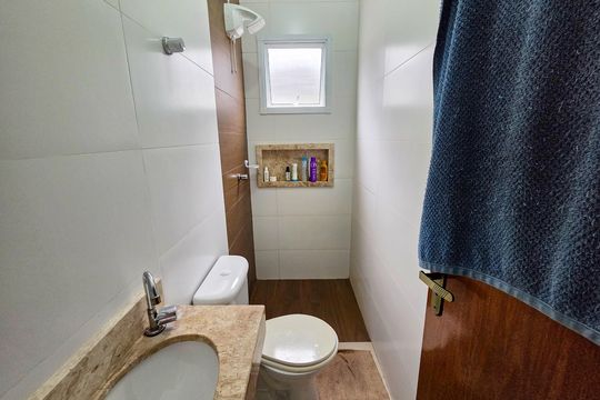 Banheiro da Suíte 1 de casa de condomínio para alugar com 2 quartos, 70m² em Vila Tupi, Praia Grande