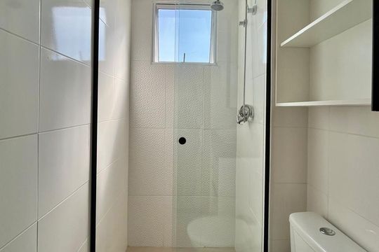 Banheiro de apartamento à venda com 2 quartos, 43m² em Vila Satúrnia, Campinas