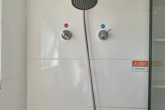 Banheiro de apartamento à venda com 2 quartos, 43m² em Vila Satúrnia, Campinas